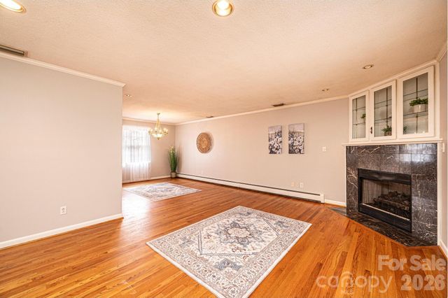 1063 4th Avenue Drive NW, Hickory, NC 28601