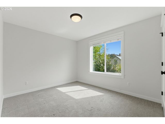 7462 N STOCKTON Ave, Portland, OR 97203