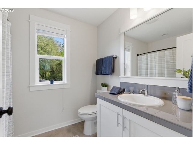 7462 N STOCKTON Ave, Portland, OR 97203