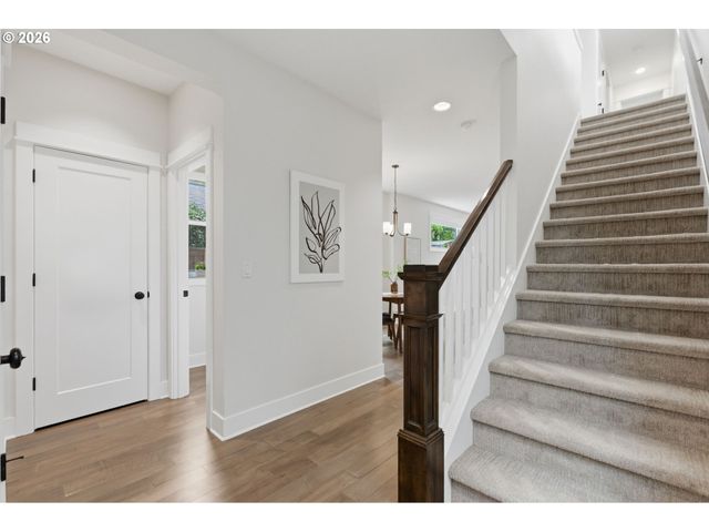 7462 N STOCKTON Ave, Portland, OR 97203