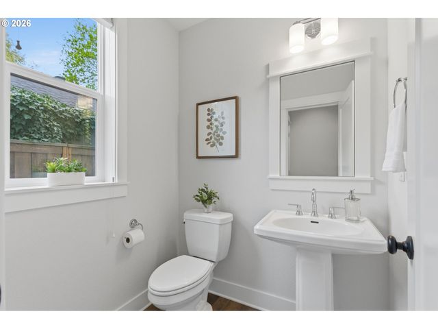 7462 N STOCKTON Ave, Portland, OR 97203