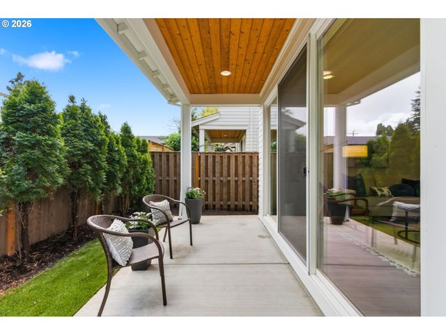 7462 N STOCKTON Ave, Portland, OR 97203