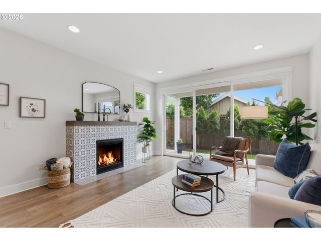 7462 N STOCKTON Ave, Portland, OR 97203