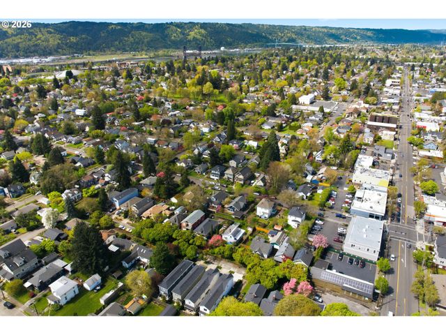 7462 N STOCKTON Ave, Portland, OR 97203