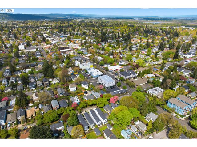 7462 N STOCKTON Ave, Portland, OR 97203