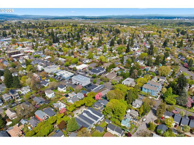 7462 N STOCKTON Ave, Portland, OR 97203