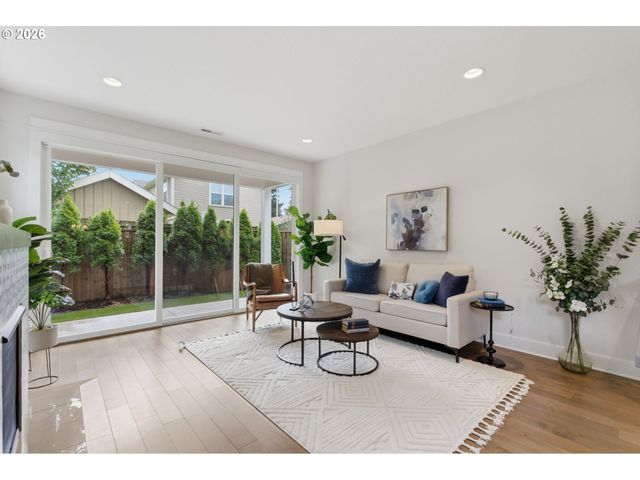 7462 N STOCKTON Ave, Portland, OR 97203