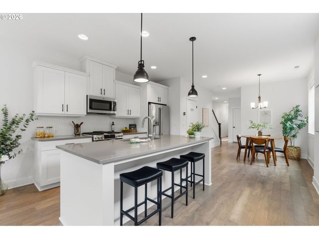 7462 N STOCKTON Ave, Portland, OR 97203