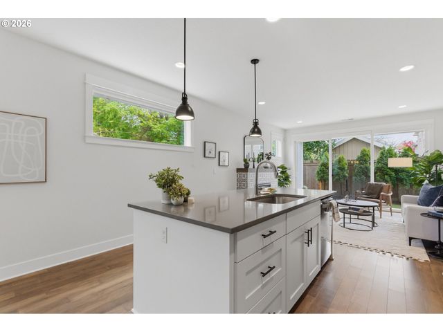 7462 N STOCKTON Ave, Portland, OR 97203