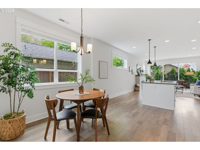 7462 N STOCKTON Ave, Portland, OR 97203