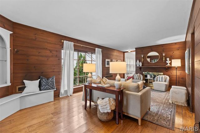 253 Elm Avenue, Glendale, MO 63122