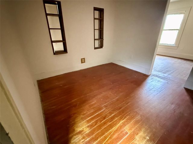 202 S Magnolia Street, Highlands, TX 77562