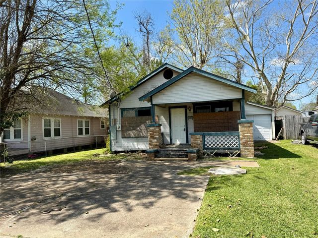 202 S Magnolia Street, Highlands, TX 77562