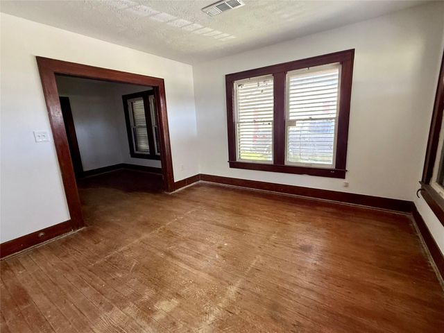 202 S Magnolia Street, Highlands, TX 77562