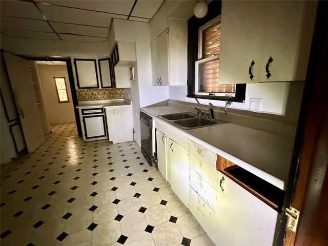 202 S Magnolia Street, Highlands, TX 77562