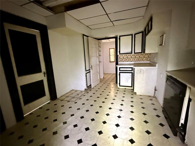 202 S Magnolia Street, Highlands, TX 77562