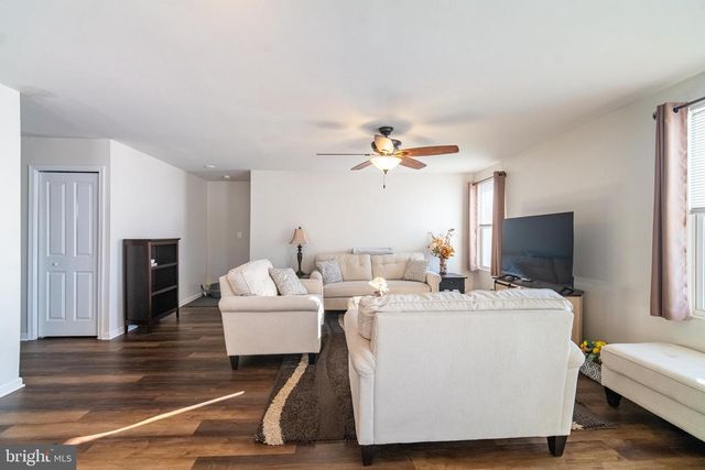 3300 PEBBLE RUN DR, Dover, PA 17315