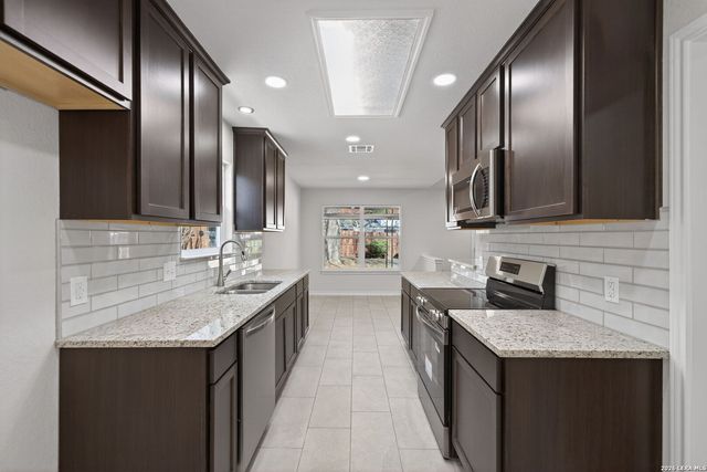 611 Amistad Blvd, Universal City, TX 78148