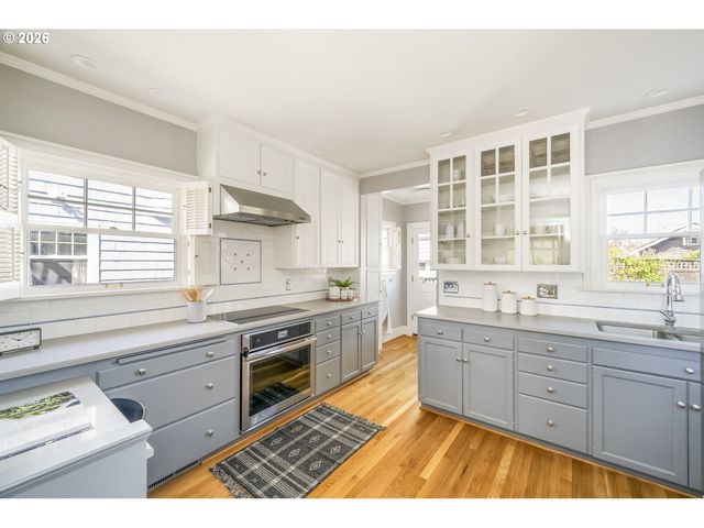 2417 Ne HAMBLET St Ne, Portland, OR 97212