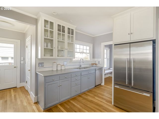 2417 Ne HAMBLET St Ne, Portland, OR 97212