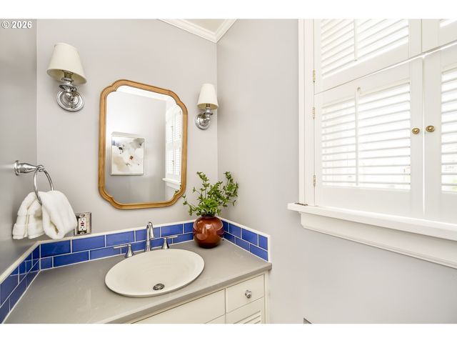 2417 Ne HAMBLET St Ne, Portland, OR 97212