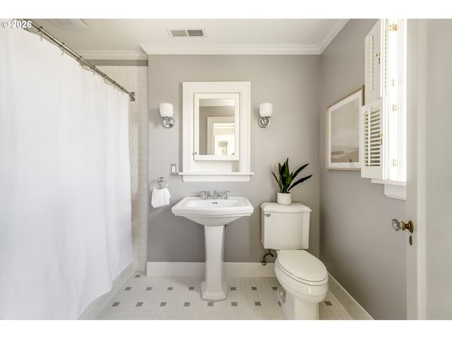 2417 Ne HAMBLET St Ne, Portland, OR 97212