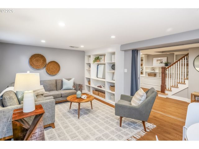 2417 Ne HAMBLET St Ne, Portland, OR 97212