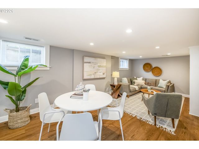 2417 Ne HAMBLET St Ne, Portland, OR 97212