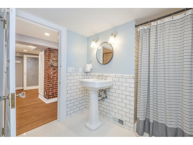 2417 Ne HAMBLET St Ne, Portland, OR 97212