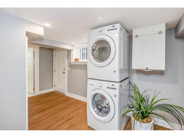 2417 Ne HAMBLET St Ne, Portland, OR 97212