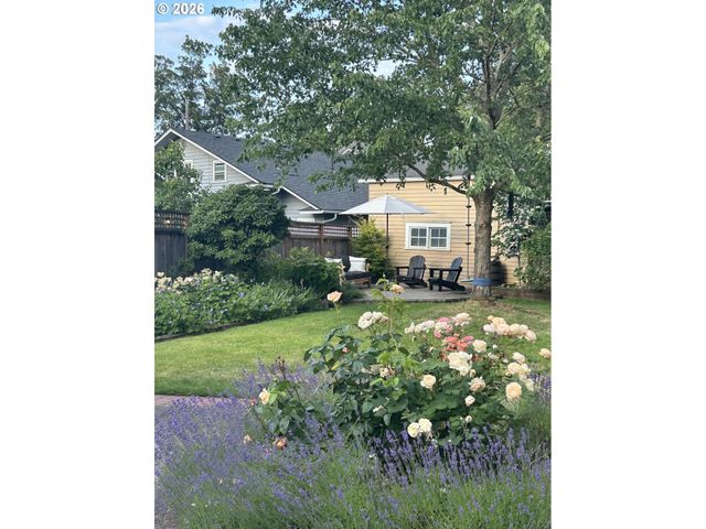 2417 Ne HAMBLET St Ne, Portland, OR 97212