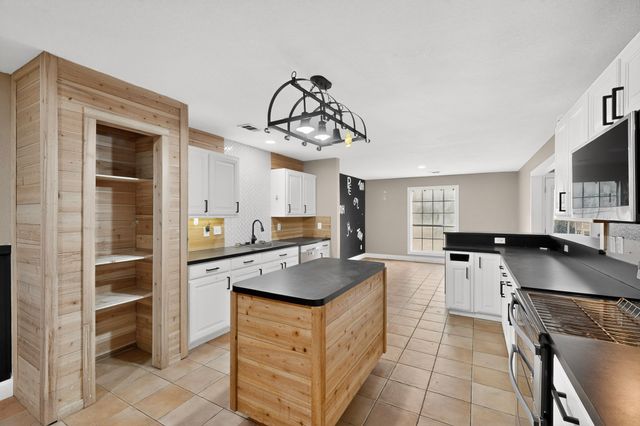 4600 Hunters Glen Court, Granbury, TX 76048