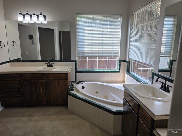 1041 Warm Springs Pl, Twin Falls, ID 83301