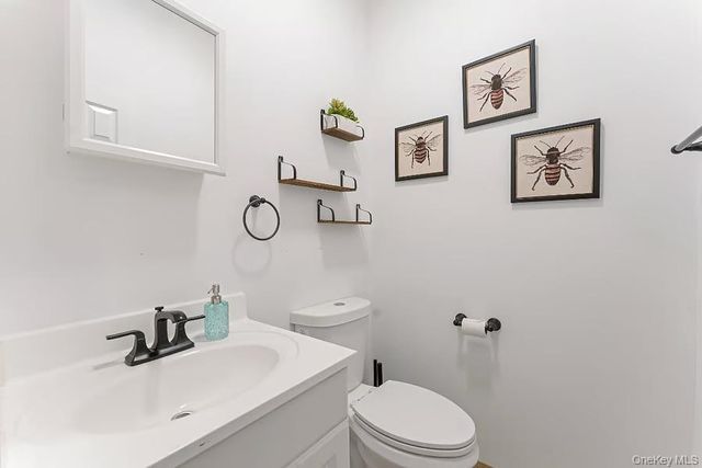 33 E Potter Lane NE, Halesite, NY 11743