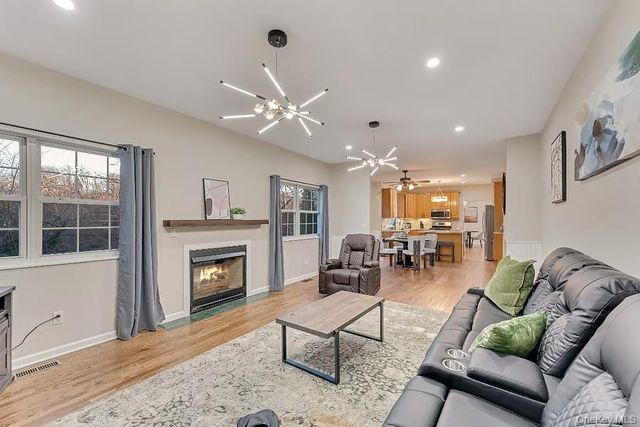 33 E Potter Lane NE, Halesite, NY 11743