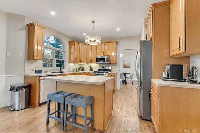 33 E Potter Lane NE, Halesite, NY 11743