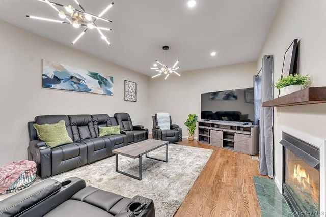 33 E Potter Lane NE, Halesite, NY 11743