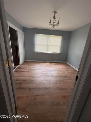 347 Trenton Avenue N, Bayville, NJ 08721