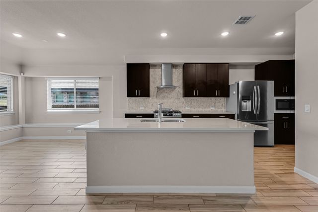 921 Amberwood Drive, Godley, TX 76044