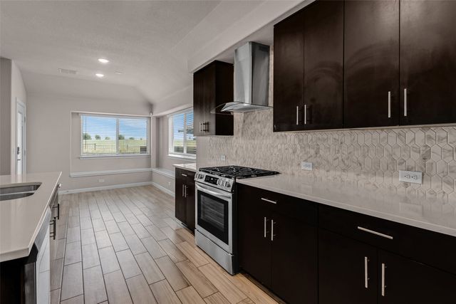 921 Amberwood Drive, Godley, TX 76044