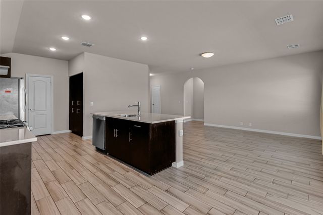 921 Amberwood Drive, Godley, TX 76044