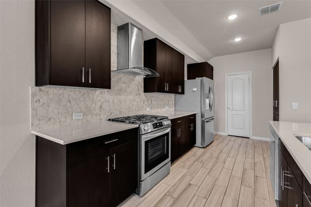 921 Amberwood Drive, Godley, TX 76044