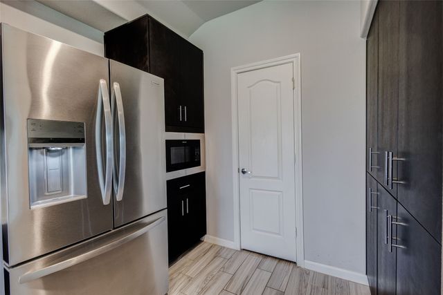 921 Amberwood Drive, Godley, TX 76044