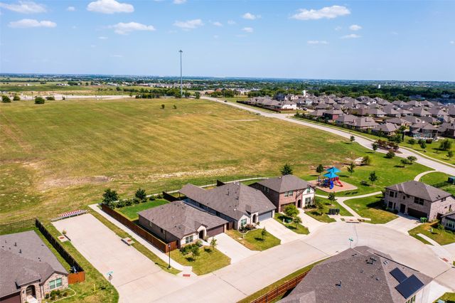 921 Amberwood Drive, Godley, TX 76044