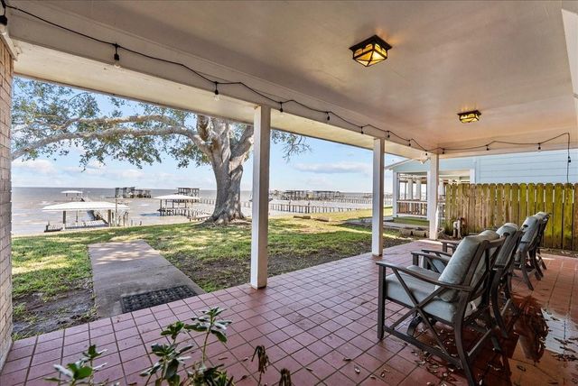 2823 Bayshore Drive, Bacliff, TX 77518