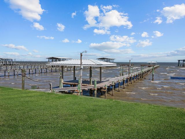 2823 Bayshore Drive, Bacliff, TX 77518