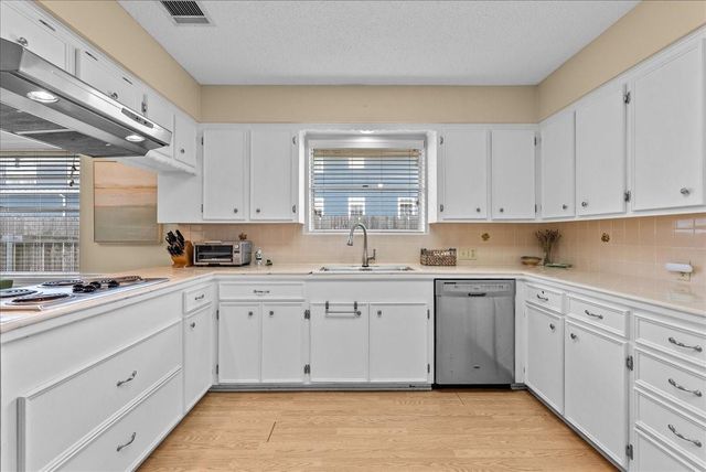 2823 Bayshore Drive, Bacliff, TX 77518