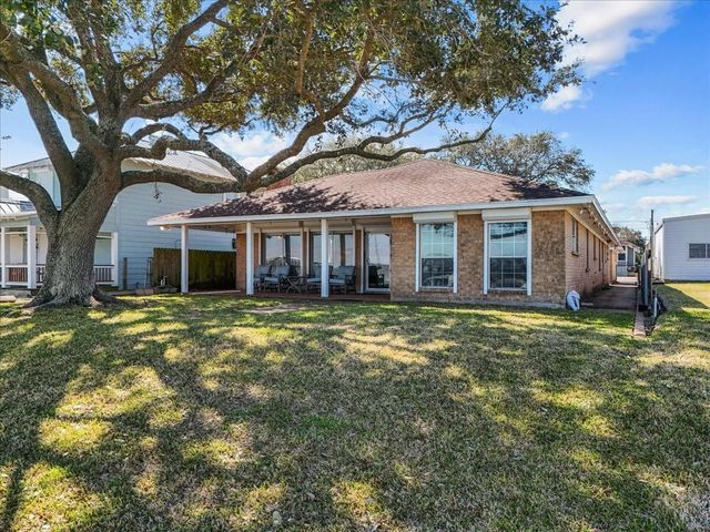 2823 Bayshore Drive, Bacliff, TX 77518