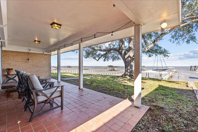 2823 Bayshore Drive, Bacliff, TX 77518