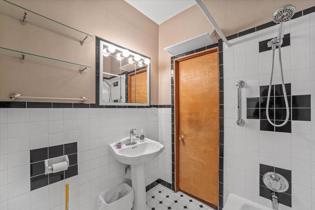 1234 W Scott STREET, Milwaukee, WI 53204